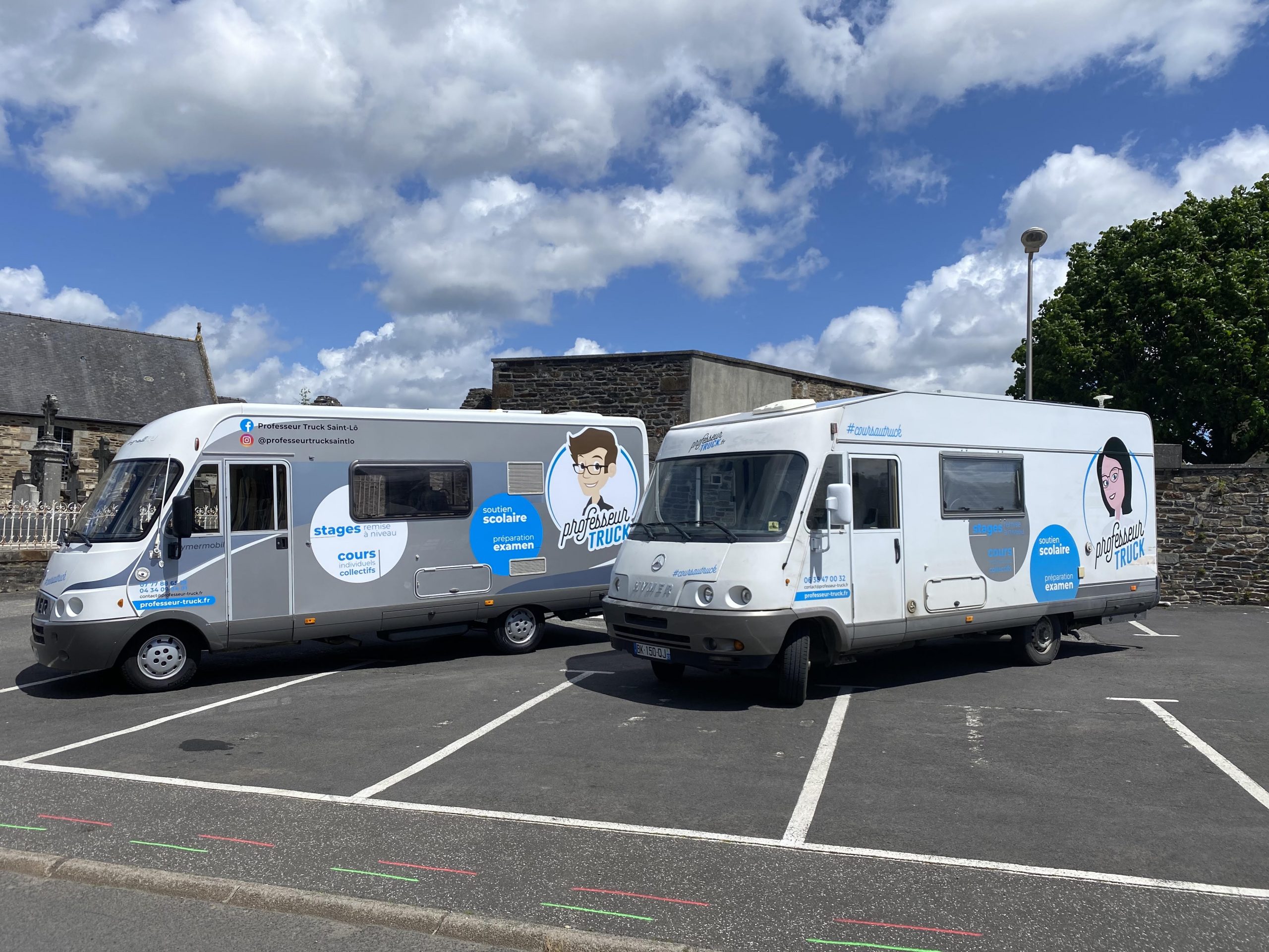 Les camions Professeur Truck, aménagés pour accueillir les élèves.