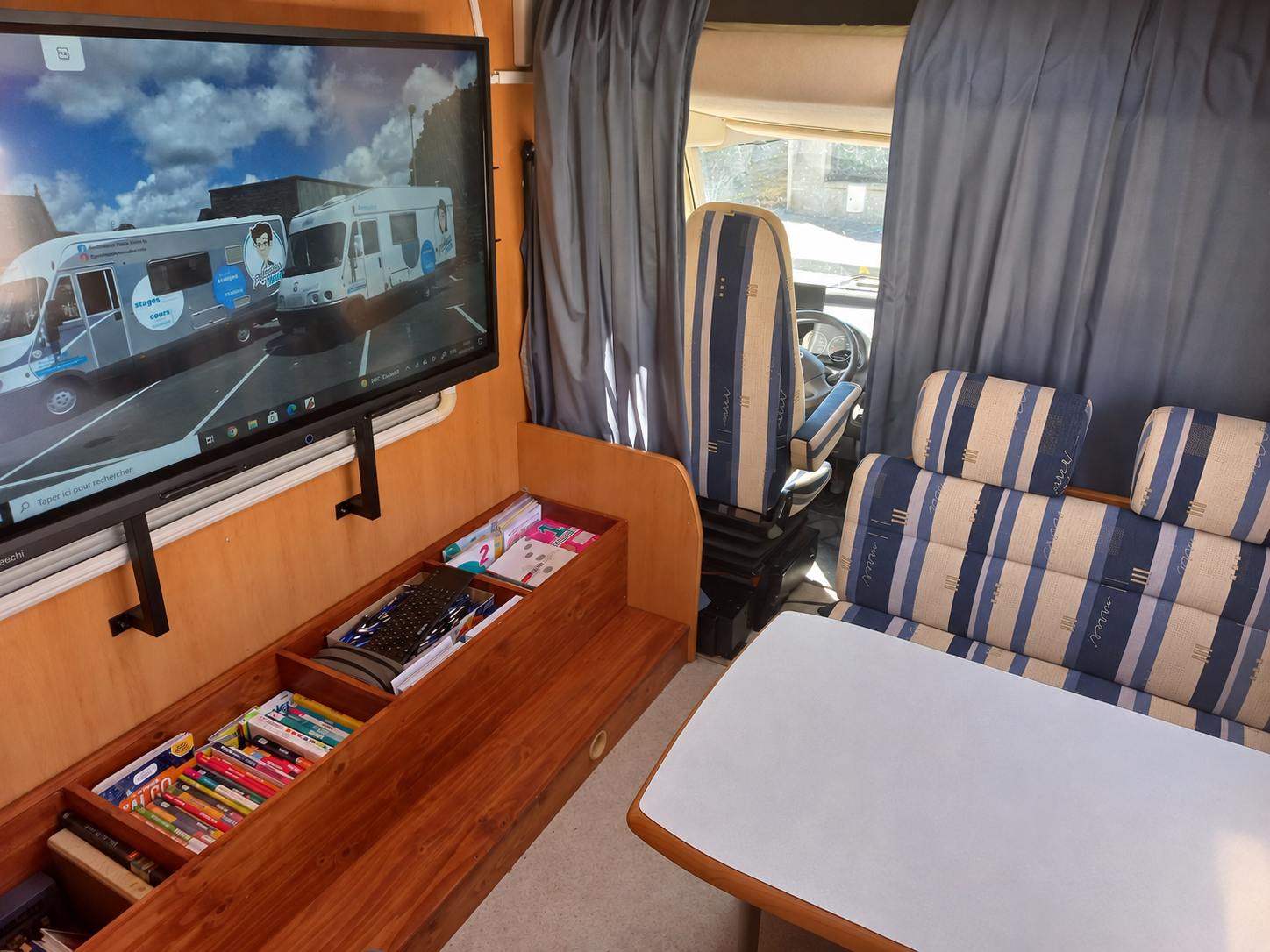 La salle de classe mobile Professeur Truck avec son tableau tactile et son espace de travail