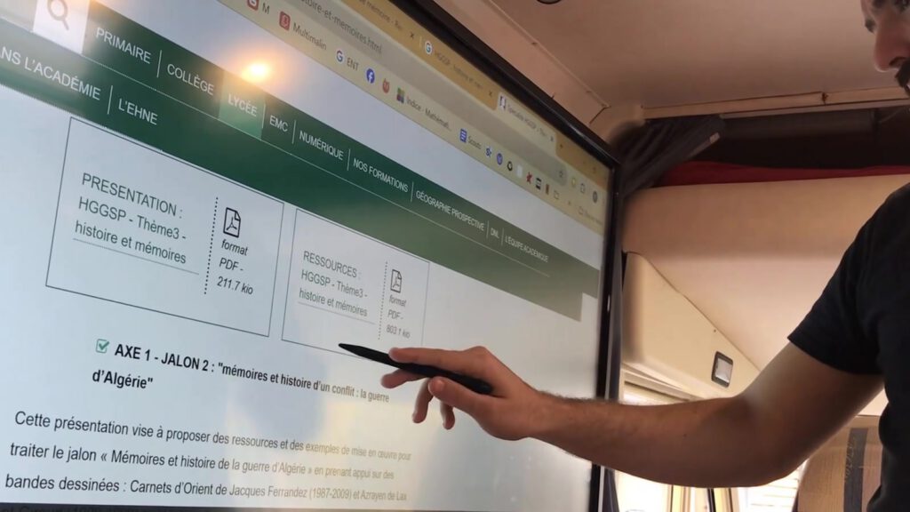 Pierre Partiot montre un exercice sur l’écran interactif installé dans son Professeur Truck.