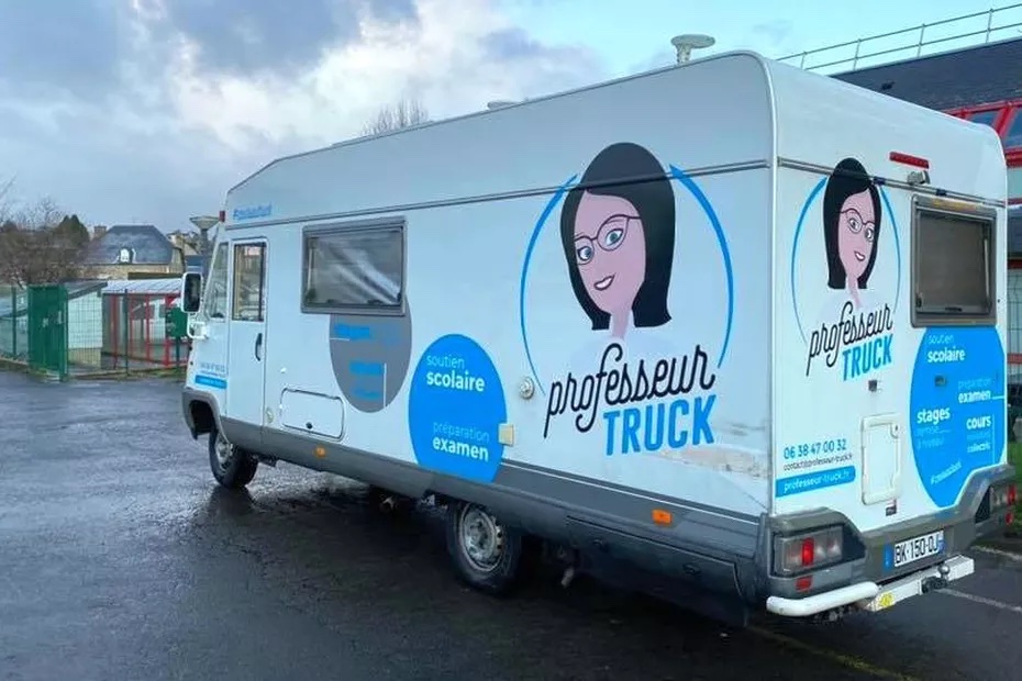 Un camping-car Professeur Truck aménagé en salle de cours mobile.