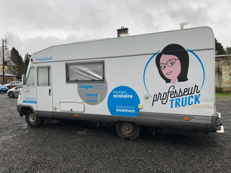 Le Professeur Truck de Vire stationné en extérieur.