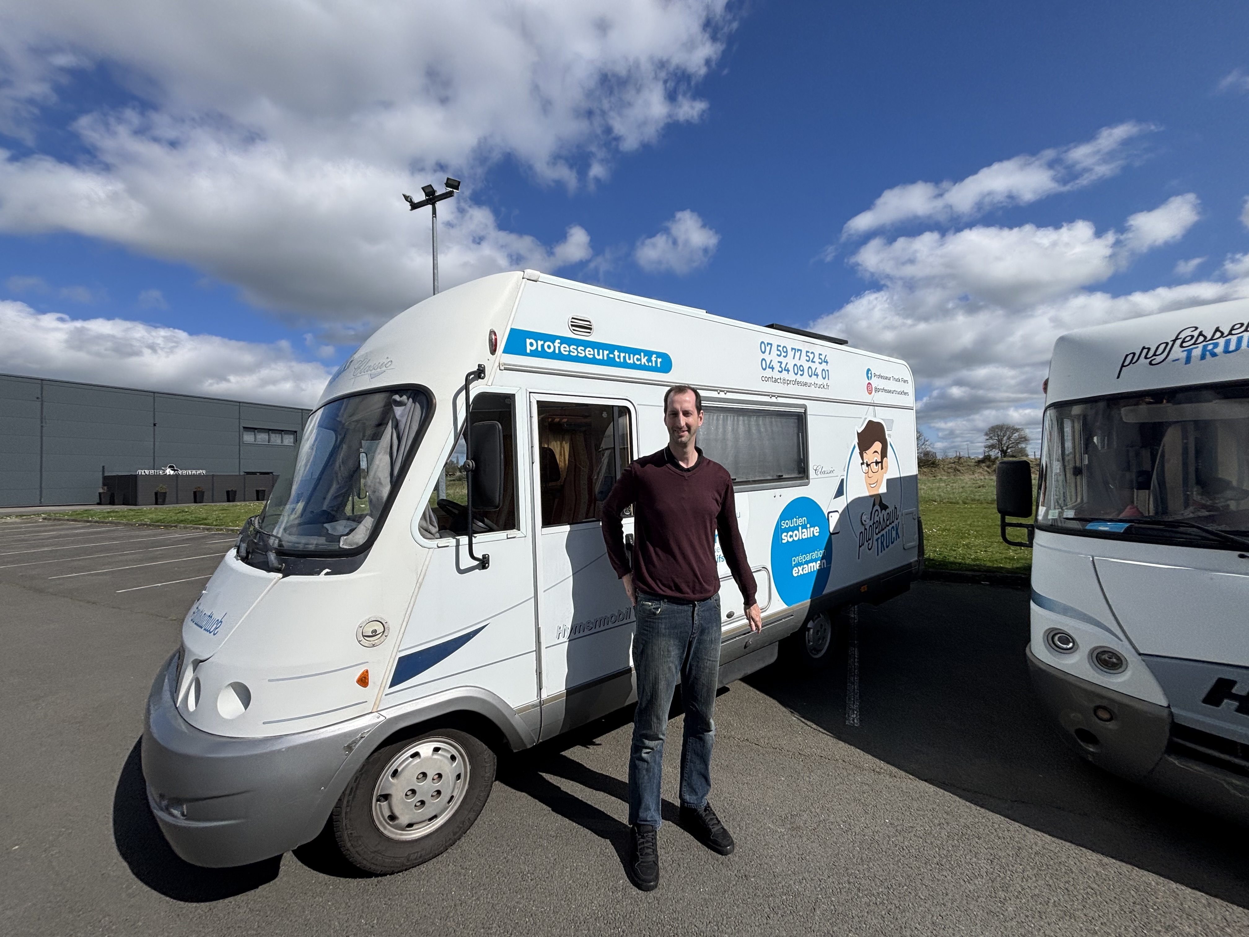 Sébastien Roussel devant son Professeur Truck à Flers