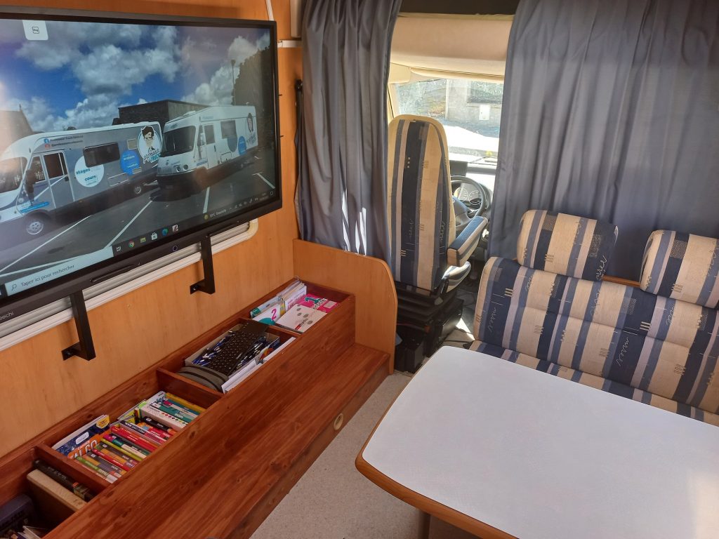 L’intérieur du Professeur Truck de Saint-Lô avec l’écran interactif, la table et le matériel de cours.