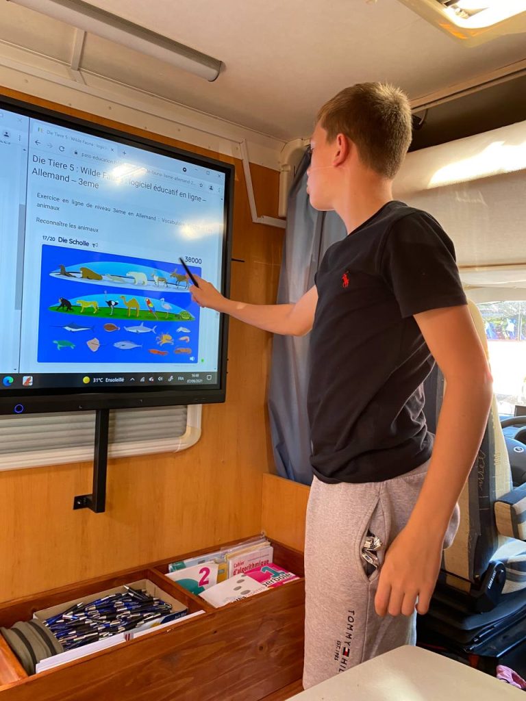Un élève utilise l’écran interactif dans le Professeur Truck.